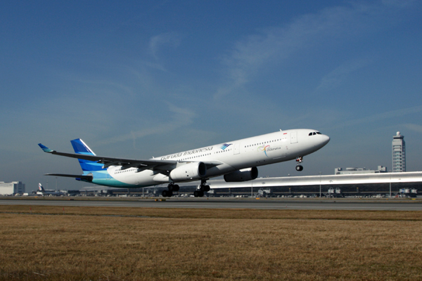 GARUDA INDONESIA AIRBUS A330 300 KIX RF IMG_5530.jpg