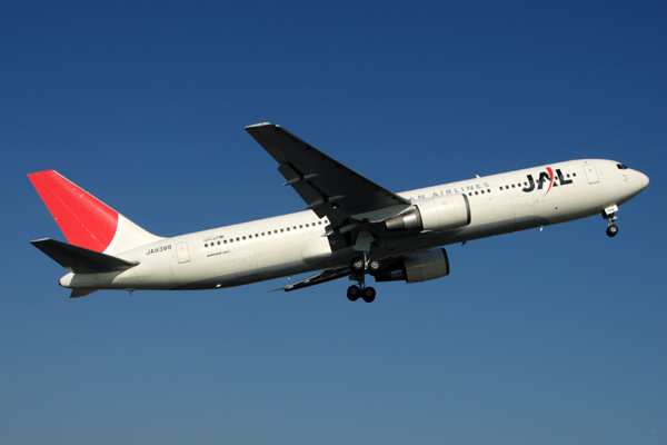 JAPAN AIRLINES BOEING 767 300 KIX RF IMG_5493.jpg