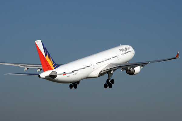 PHILIPPINES AIRBUS A330 300 KIX RF IMG_5510.jpg