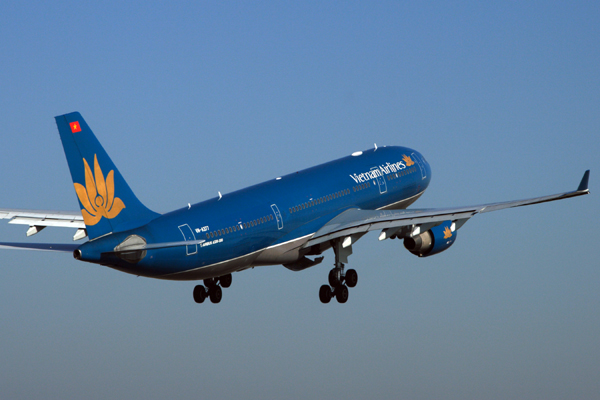 VIETNAM AIRLINES AIRBUS A330 200 KIX RF IMG_5525.jpg