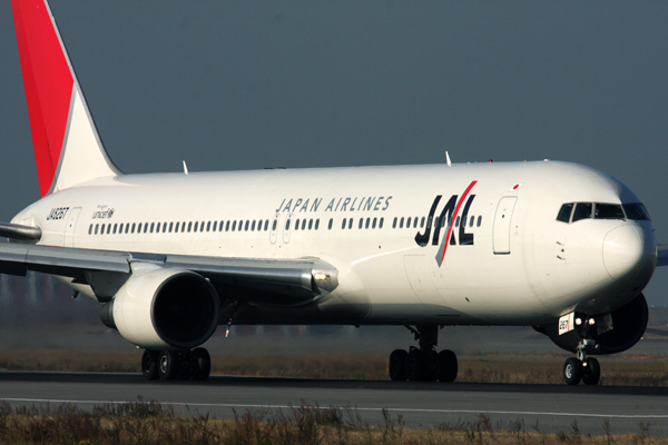 JAPAN AIRLINES BOEING 767 300 KIX RF IMG_2110.jpg