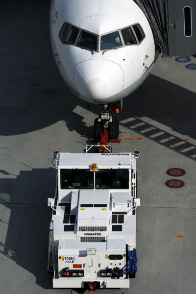 AIRCRAFT PUSHBACK HND RF IMG_8766.jpg