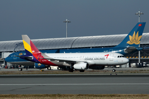 ASIANA VIETNAM AIRLINES AIRCRAFT KIX RF IMG_8666.jpg