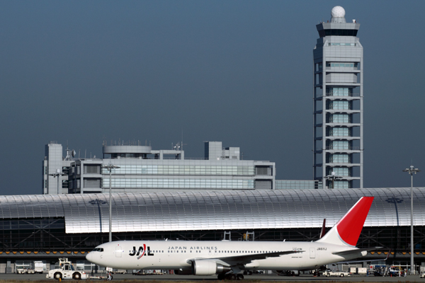 JAPAN AIRLINES BOEING 767 300 KIX RF IMG_8584.jpg