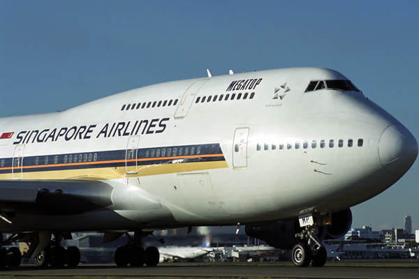 SINGAPORE AIRLINES BOEING 747 400 SYD RF 1577 36.jpg