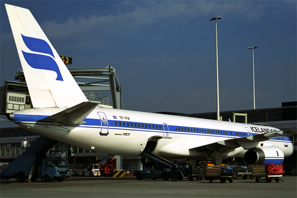 ICELANDAIR BOEING 757 200 AMS 1071 31.jpg