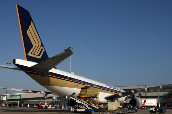 SINGAPORE AIRLINES AIRBUS A330 300 BNE RF IMG_5823.jpg