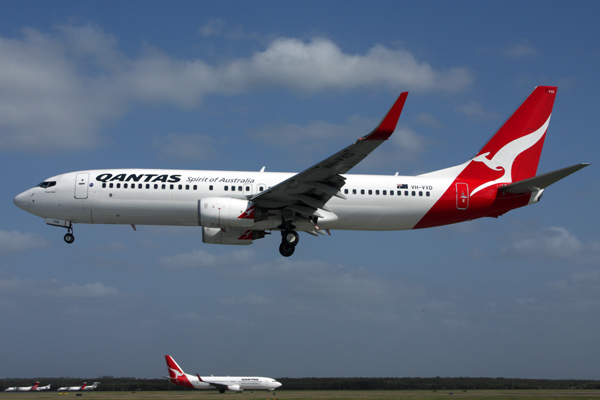 QANTAS BOEING 737 800 BNE RF IMG_5927.jpg