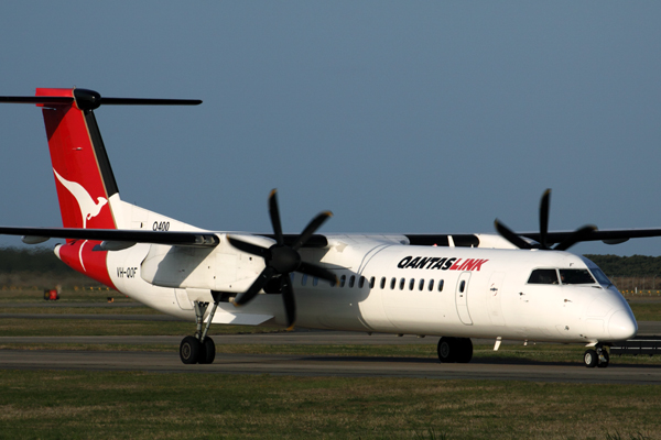 QANTAS LINK DASH 8 400 BNE RF IMG_0665.jpg