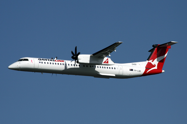 QANTAS LINK DASH 8 400 BNE RF IMG_0601.jpg