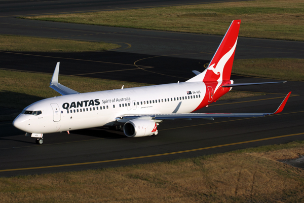 QANTAS BOEING 737 800 SYD RF IMG_0739.jpg