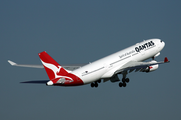 QANTAS AIRBUS A330 200 SYD RF IMG_0902.jpg