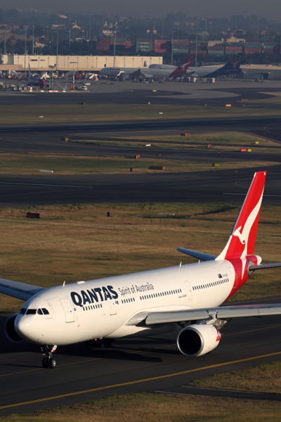 QANTAS AIRBUS A330 200 SYD RF IMG_1064.jpg