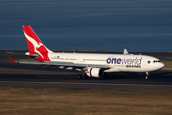 QANTAS AIRBUS A330 200 SYD RF IMG_1109.jpg