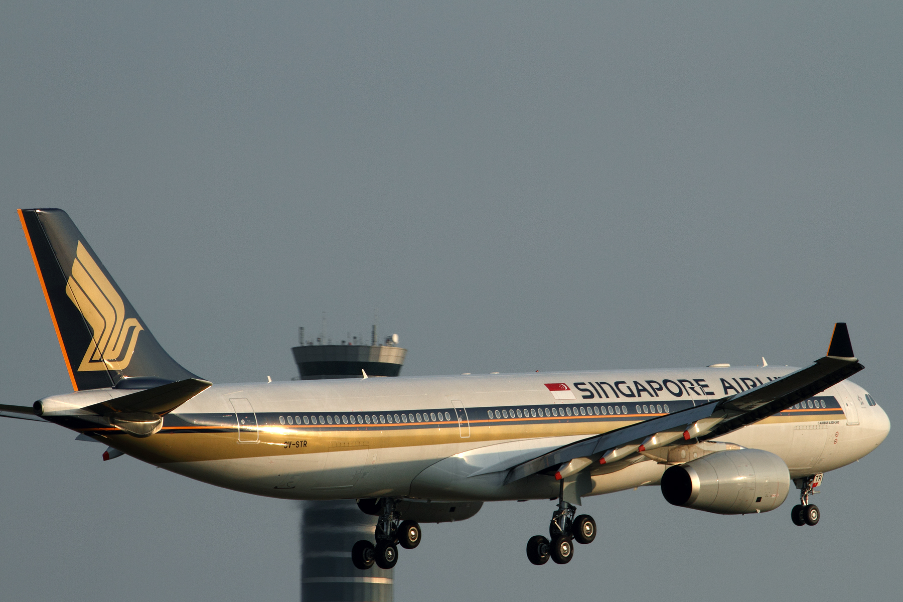 SINGAPORE AIRLINES AIRBUS A330 300 BKK RF IMG_2330.jpg
