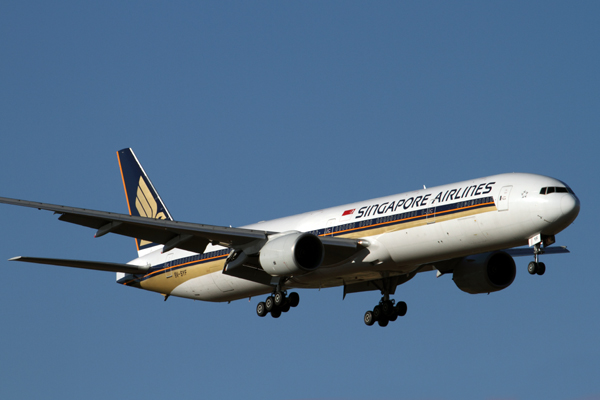 SINGAPORE AIRLINES BOEING 777 300 MEL RF IMG_2656.jpg