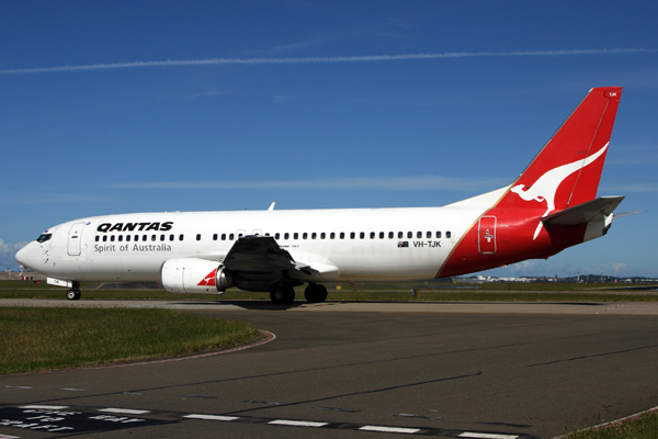 QANTAS BOEING 737 400 SYD RF IMG_3686.jpg