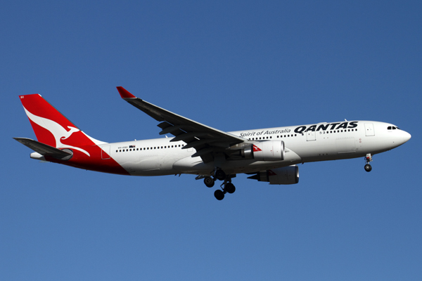 QANTAS AIRBUS A330 200 PER RF IMG_2921.jpg