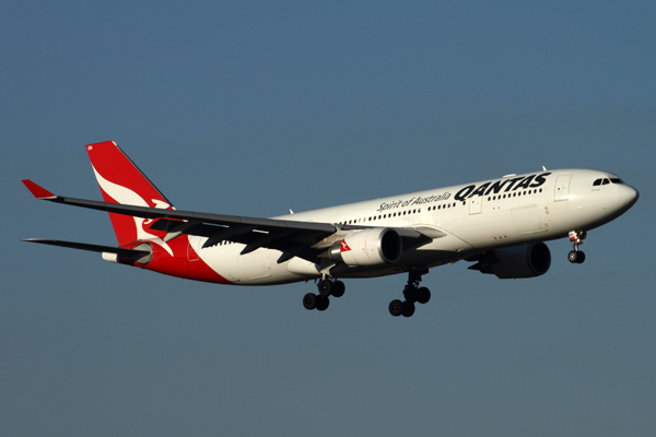 QANTAS AIRBUS A330 200 PER RF IMG_3111.jpg