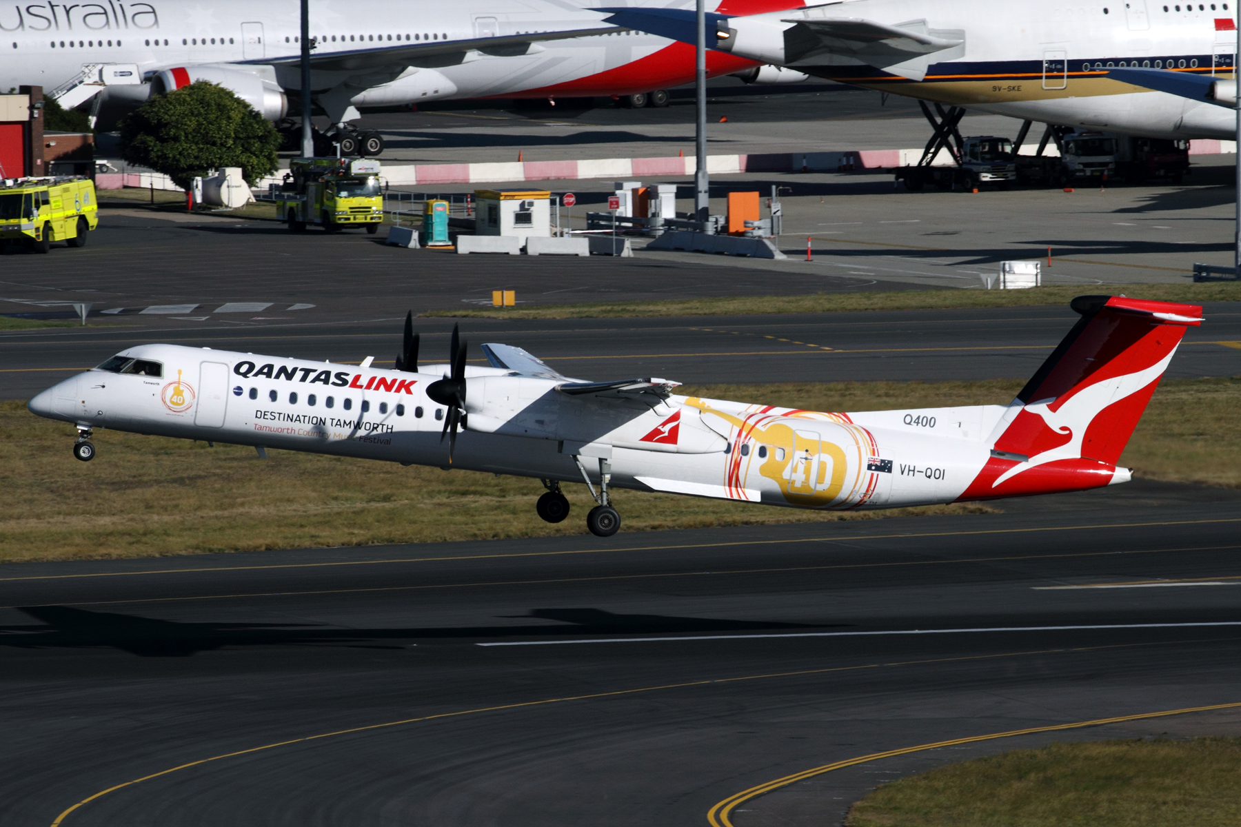 QANTAS LINK DASH 8 400 SYD RF IMG_3420.jpg