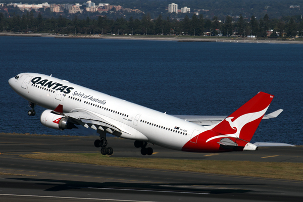 QANTAS AIRBUS A330 200 SYD RF IMG_3714.jpg