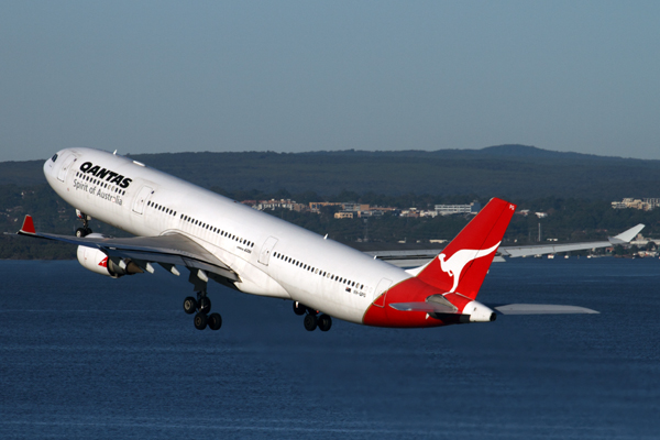 QANTAS AIRBUS A330 300 SYD RF IMG_3582.jpg