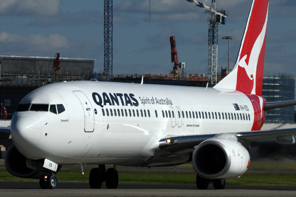 QANTAS BOEING 737 800 SYD RF IMG_3775.jpg