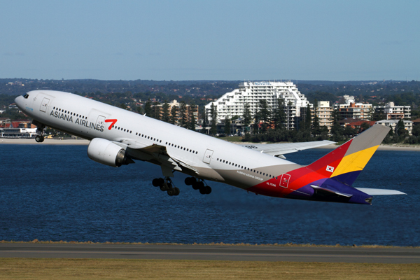 ASIANA BOEING 777 200 SYD RF IMG_3467.jpg