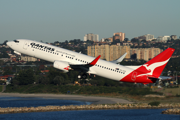 QANTAS BOEING 737 800 SYD RF IMG_3263.jpg