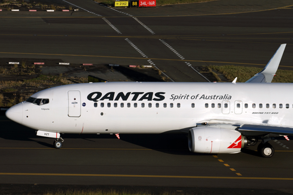 QANTAS BOEING 737 800 SYD RF IMG_3293.jpg