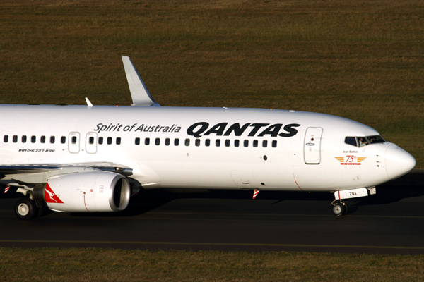 QANTAS BOEING 737 800 SYD RF IMG_3554.jpg