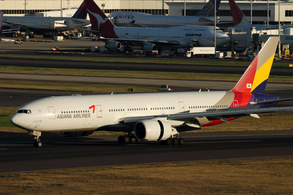 ASIANA BOEING 777 200 SYD RF IMG_3547.jpg