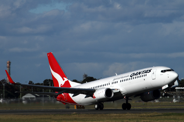 QANTAS BOEING 737 800 SYD RF IMG_3899.jpg