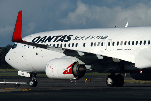 QANTAS BOEING 737 800 SYD RF IMG_3982.jpg