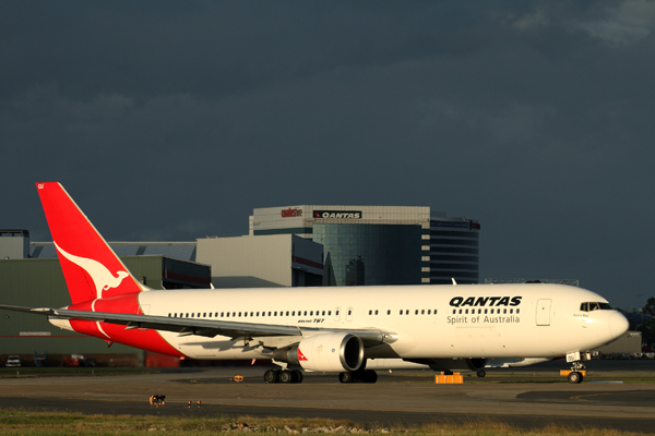 QANTAS BOEING 767 300 SYD RF IMG_4023.jpg