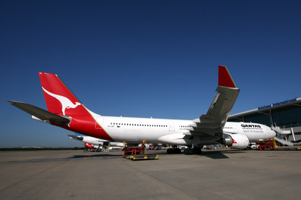 QANTAS AIRBUS A330 300 BNE RF IMG_7157.jpg