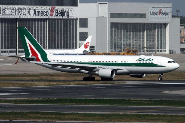 ALITALIA AIRBUS A330 200 BJS RF IMG_7073.jpg