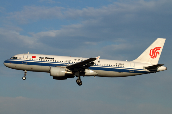 AIR CHINA AIRBUS A320 BJS RF IMG_7600.jpg