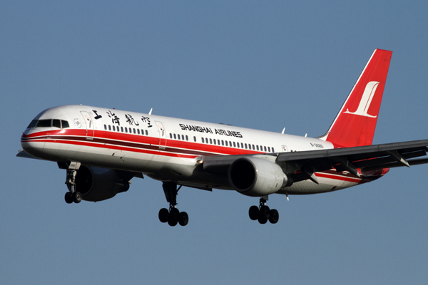 SHANGHAI AIRLINES BOEING 757 200 BJS RF IMG_7548.jpg