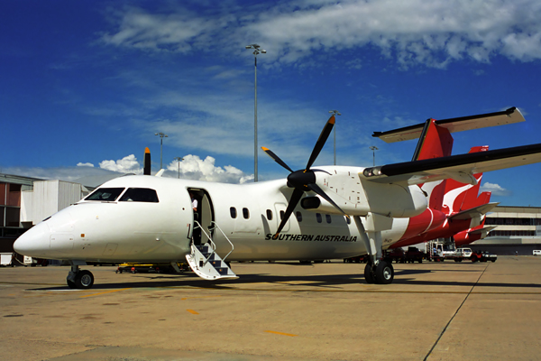 SOUTHERN AUSTRALIA DASH 8 100 MEL RF 876 5.jpg