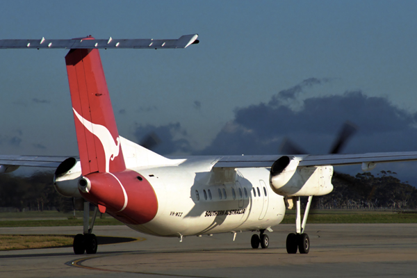 SOUTHERN AUSTRALIA DASH 8 100 MEL RF 1236 9.jpg