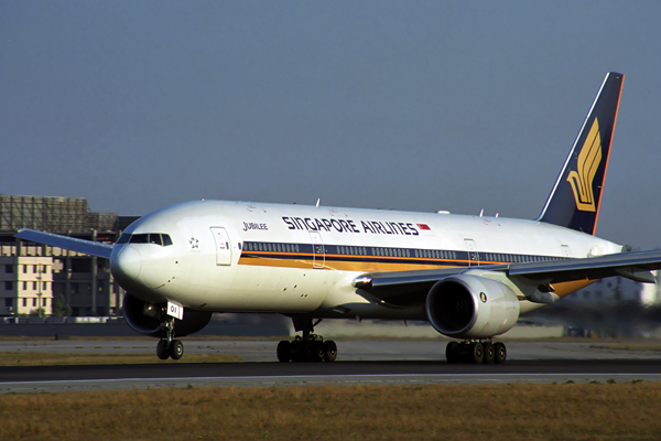 SINGAPORE AIRLINES BOEING 777 200 BJS RF 1670 27.jpg