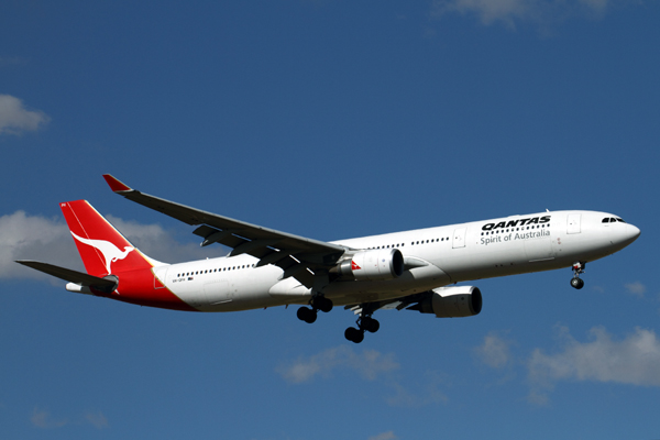 QANTAS AIRBUS A330 300 MEL RF IMG_8595.jpg