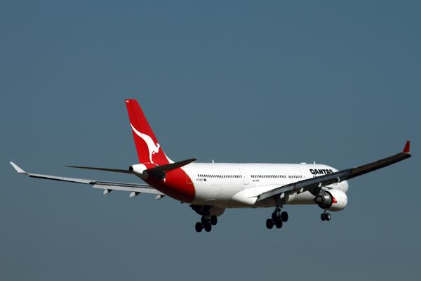 QANTAS AIRBUS A330 300 MEL RF IMG_8596.jpg