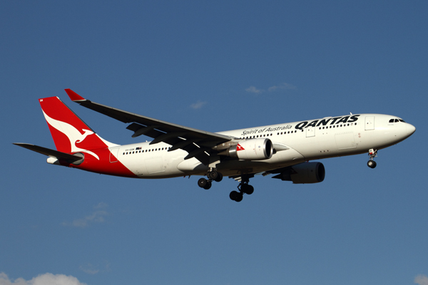 QANTAS AIRBUS A330 200 MEL RF IMG_8666.jpg