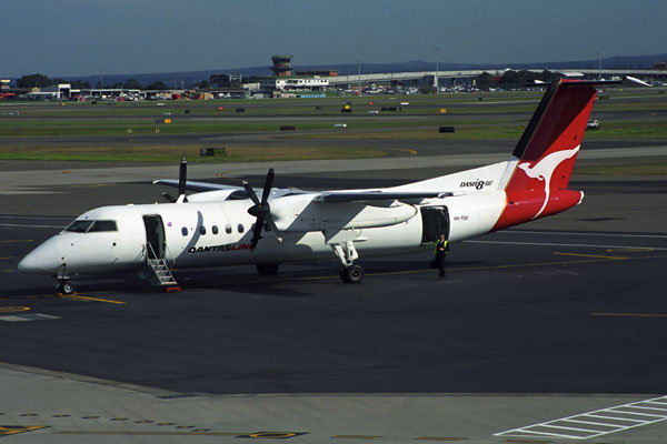 QANTAS LINK DASH 8 300 SYD RF 1574 15.jpg