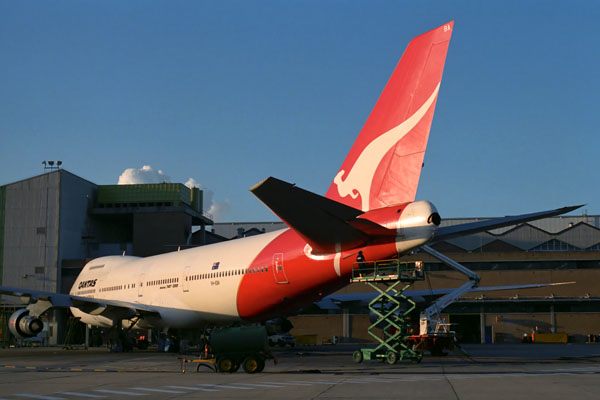 QANTAS BOEING 747 200 SYD RF 089 32.jpg