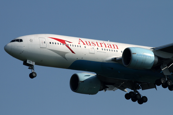 AUSTRIAN BOEING 777 200 BKK RF IMG_8351.jpg