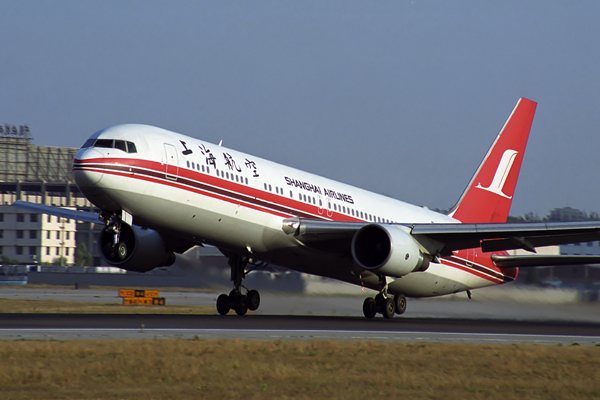 SHANGHAI AIRLINES BOEING 767 300 BJS RF 1671 2.jpg