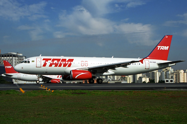 TAM AIRBUS A320 CGH RF 1731 24.jpg